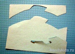  Вырезание рыки из бумаги